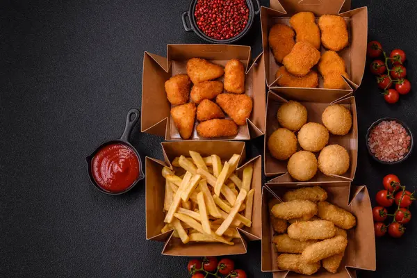 Fast food patates kızartması, peynir kızartması, peynir topları, peynir çubukları ve tavuklu nugget.