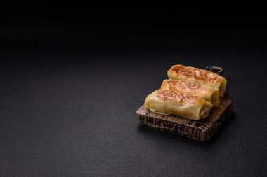 Koyu beton arka planda doyurucu bir kahvaltı için farklı dolguları olan tatlı ya da lezzetli bir krep.