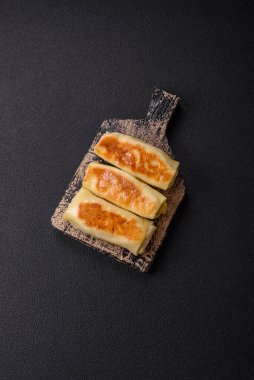 Koyu beton arka planda doyurucu bir kahvaltı için farklı dolguları olan tatlı ya da lezzetli bir krep.