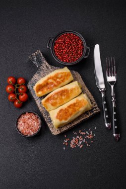 Koyu beton arka planda doyurucu bir kahvaltı için farklı dolguları olan tatlı ya da lezzetli bir krep.