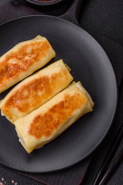 Koyu beton arka planda doyurucu bir kahvaltı için farklı dolguları olan tatlı ya da lezzetli bir krep.