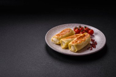 Koyu beton arka planda doyurucu bir kahvaltı için farklı dolguları olan tatlı ya da lezzetli bir krep.