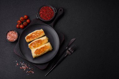 Koyu beton arka planda doyurucu bir kahvaltı için farklı dolguları olan tatlı ya da lezzetli bir krep.