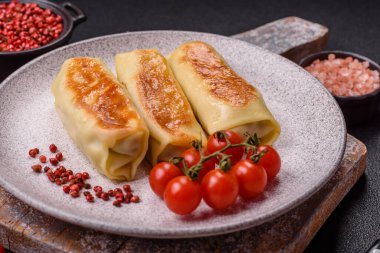 Koyu beton arka planda doyurucu bir kahvaltı için farklı dolguları olan tatlı ya da lezzetli bir krep.