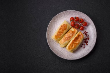 Koyu beton arka planda doyurucu bir kahvaltı için farklı dolguları olan tatlı ya da lezzetli bir krep.