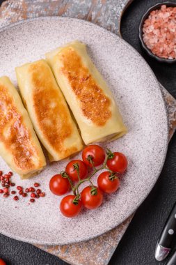 Koyu beton arka planda doyurucu bir kahvaltı için farklı dolguları olan tatlı ya da lezzetli bir krep.