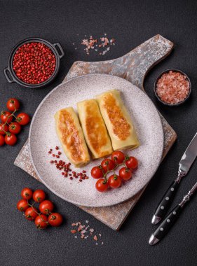 Koyu beton arka planda doyurucu bir kahvaltı için farklı dolguları olan tatlı ya da lezzetli bir krep.