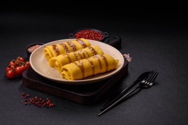 Koyu beton arka planda doyurucu bir kahvaltı için farklı dolguları olan tatlı ya da lezzetli bir krep.