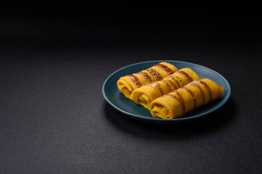 Koyu beton arka planda doyurucu bir kahvaltı için farklı dolguları olan tatlı ya da lezzetli bir krep.