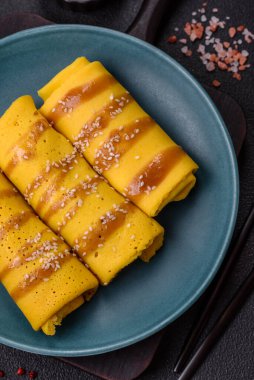 Koyu beton arka planda doyurucu bir kahvaltı için farklı dolguları olan tatlı ya da lezzetli bir krep.