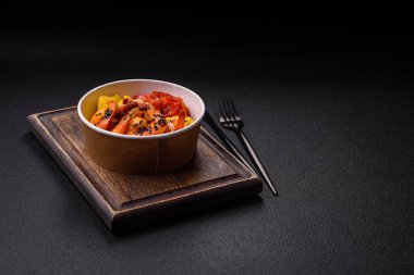 Kaynamış kaplan karidesi, yulaf lapası, domates ve mısır.