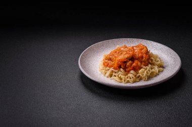 Koyu beton arka planda balık ve soslu pirinç eriştesi, tuz ve baharat.