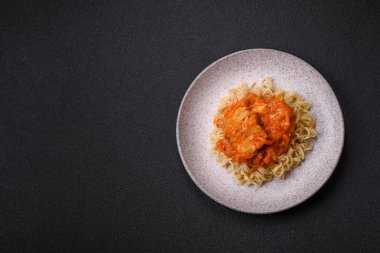 Koyu beton arka planda balık ve soslu pirinç eriştesi, tuz ve baharat.