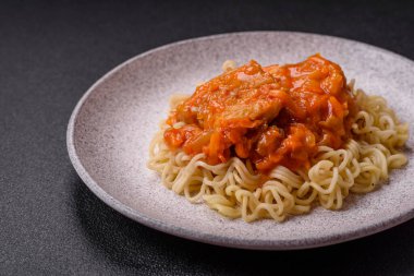 Koyu beton arka planda balık ve soslu pirinç eriştesi, tuz ve baharat.