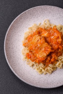 Koyu beton arka planda balık ve soslu pirinç eriştesi, tuz ve baharat.