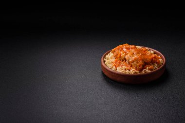 Koyu beton arka planda balık ve soslu pirinç eriştesi, tuz ve baharat.