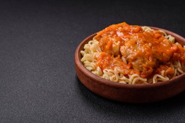 Koyu beton arka planda balık ve soslu pirinç eriştesi, tuz ve baharat.