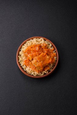 Koyu beton arka planda balık ve soslu pirinç eriştesi, tuz ve baharat.