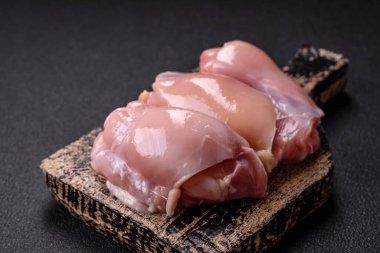 Koyu beton bir masada baharat ve otlarla taze tavuk filetosu. Et yemekleri için hazırlık.