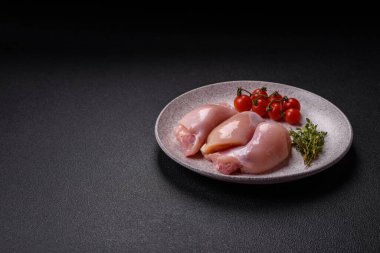 Koyu beton bir masada baharat ve otlarla taze tavuk filetosu. Et yemekleri için hazırlık.