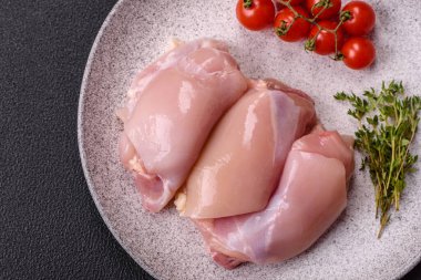 Koyu beton bir masada baharat ve otlarla taze tavuk filetosu. Et yemekleri için hazırlık.