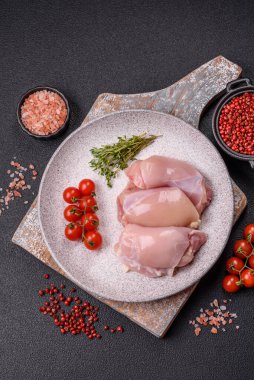 Koyu beton bir masada baharat ve otlarla taze tavuk filetosu. Et yemekleri için hazırlık.