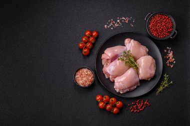 Koyu beton bir masada baharat ve otlarla taze tavuk filetosu. Et yemekleri için hazırlık.