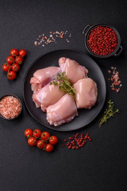 Koyu beton bir masada baharat ve otlarla taze tavuk filetosu. Et yemekleri için hazırlık.