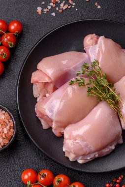 Koyu beton bir masada baharat ve otlarla taze tavuk filetosu. Et yemekleri için hazırlık.