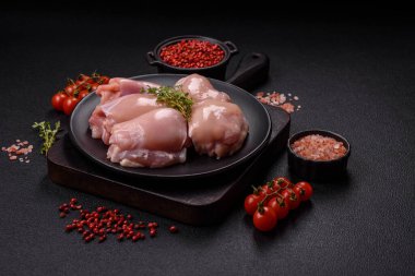 Koyu beton bir masada baharat ve otlarla taze tavuk filetosu. Et yemekleri için hazırlık.