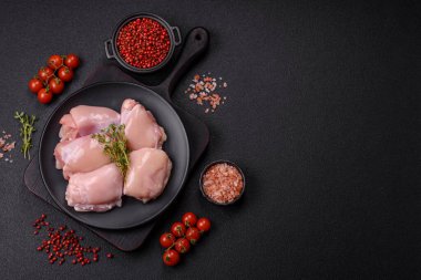 Koyu beton bir masada baharat ve otlarla taze tavuk filetosu. Et yemekleri için hazırlık.
