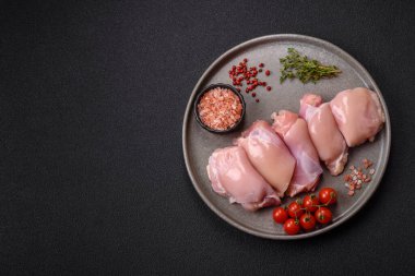 Koyu beton bir masada baharat ve otlarla taze tavuk filetosu. Et yemekleri için hazırlık.