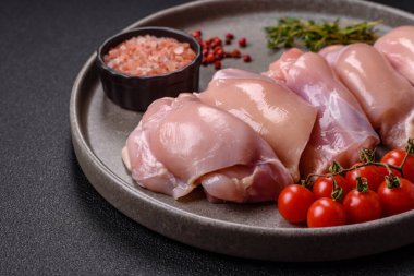 Koyu beton bir masada baharat ve otlarla taze tavuk filetosu. Et yemekleri için hazırlık.