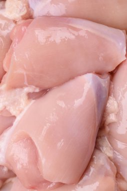 Koyu beton bir masada baharat ve otlarla taze tavuk filetosu. Et yemekleri için hazırlık.