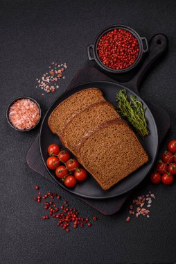 Taze gevrek kahverengi ekmek. Tuz ve baharatlı tahıl unundan dilimlenmiş.