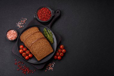 Taze gevrek kahverengi ekmek. Tuz ve baharatlı tahıl unundan dilimlenmiş.