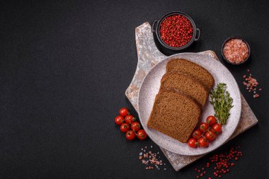 Taze gevrek kahverengi ekmek. Tuz ve baharatlı tahıl unundan dilimlenmiş.