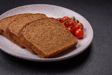 Taze gevrek kahverengi ekmek. Tuz ve baharatlı tahıl unundan dilimlenmiş.