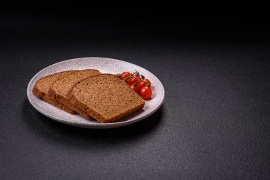 Taze gevrek kahverengi ekmek. Tuz ve baharatlı tahıl unundan dilimlenmiş.