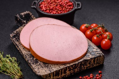 Tuzlu, baharatlı ve çimento kaplı lezzetli taze jambon.