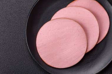 Tuzlu, baharatlı ve çimento kaplı lezzetli taze jambon.