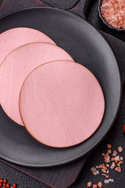 Tuzlu, baharatlı ve çimento kaplı lezzetli taze jambon.