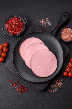 Tuzlu, baharatlı ve çimento kaplı lezzetli taze jambon.