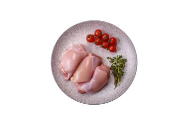 Koyu beton bir masada baharat ve otlarla taze tavuk filetosu. Et yemekleri için hazırlık.