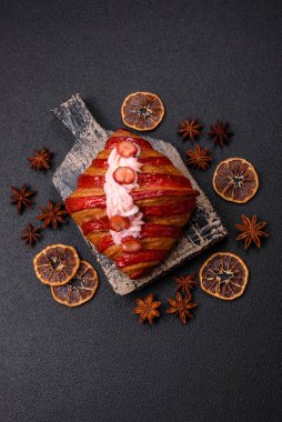 Koyu beton arka planda çilekli çıtır kırmızı kruvasan.