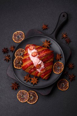 Koyu beton arka planda çilekli çıtır kırmızı kruvasan.