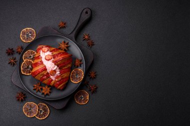 Koyu beton arka planda çilekli çıtır kırmızı kruvasan.