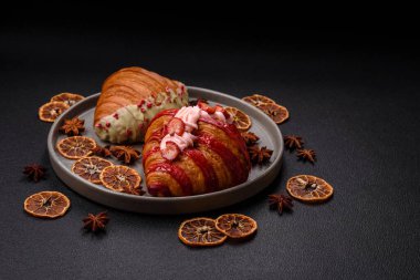 Fıstıklı, ahududulu ve koyu beton kaplamalı çıtır kırmızı kruvasan.