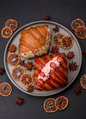 Fıstıklı, ahududulu ve koyu beton kaplamalı çıtır kırmızı kruvasan.