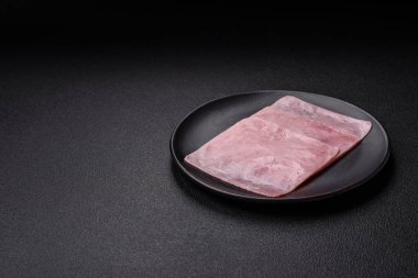 Jambon, sağlıklı bir kahvaltı için lezzetli sandviçler yapmak için dilimlere bölünmüş.